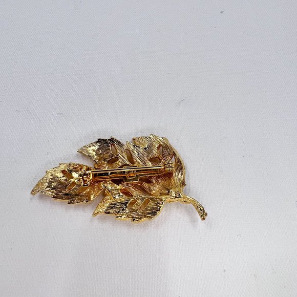 Green Jeweled Textured Four Leaf Shiny Gold Tone Brooch Pin - Picture 5 of 6